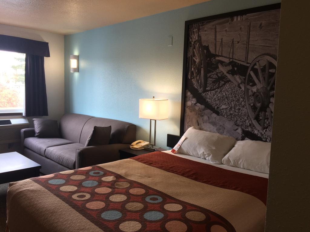 Super 8 By Wyndham Strathmore Eksteriør billede
