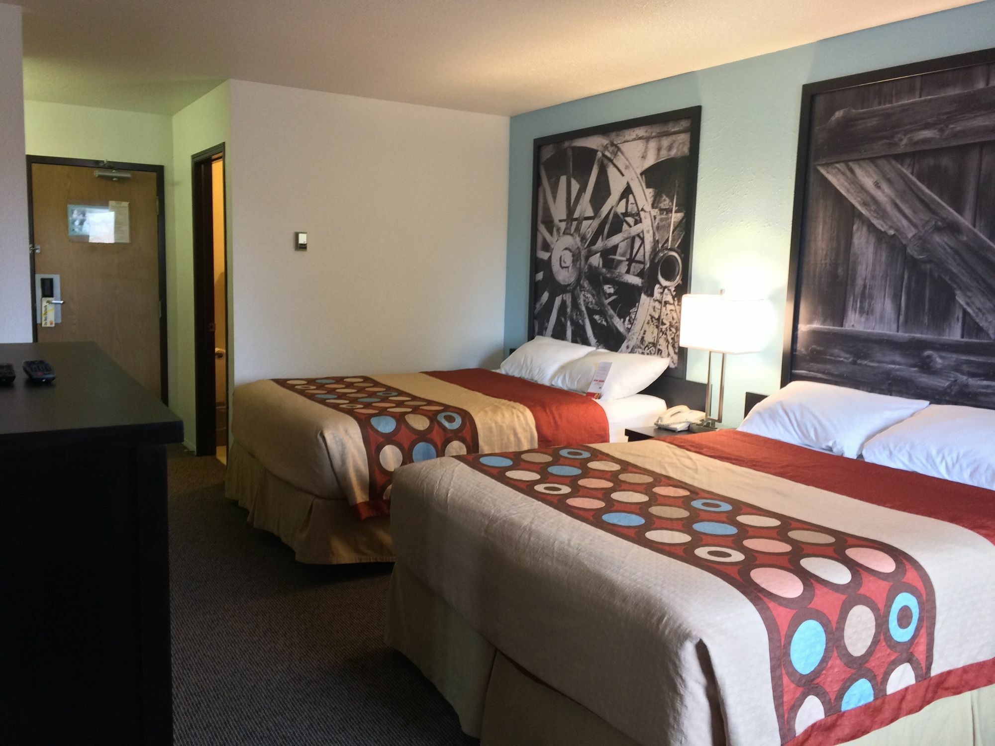 Super 8 By Wyndham Strathmore Eksteriør billede