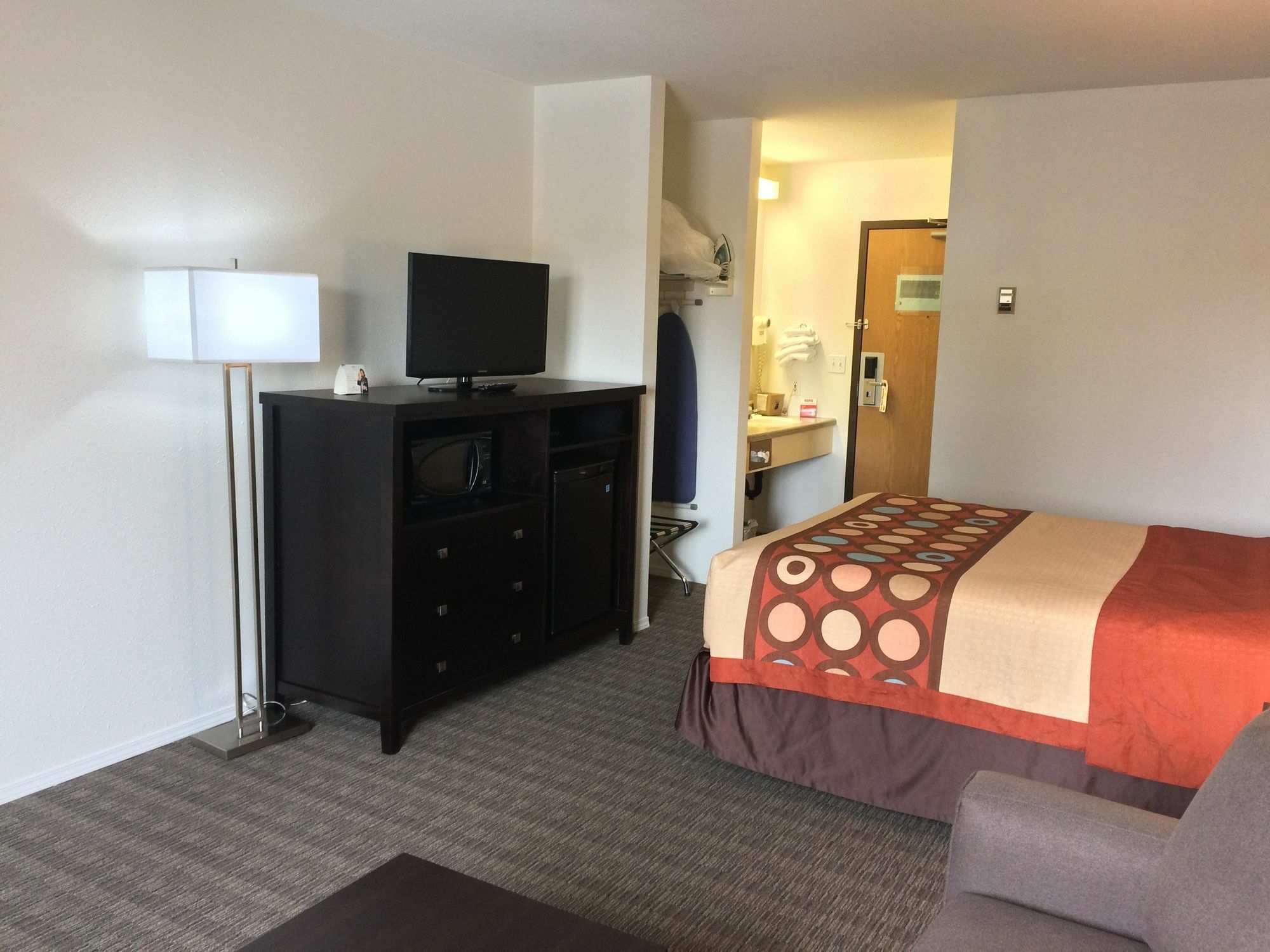 Super 8 By Wyndham Strathmore Eksteriør billede