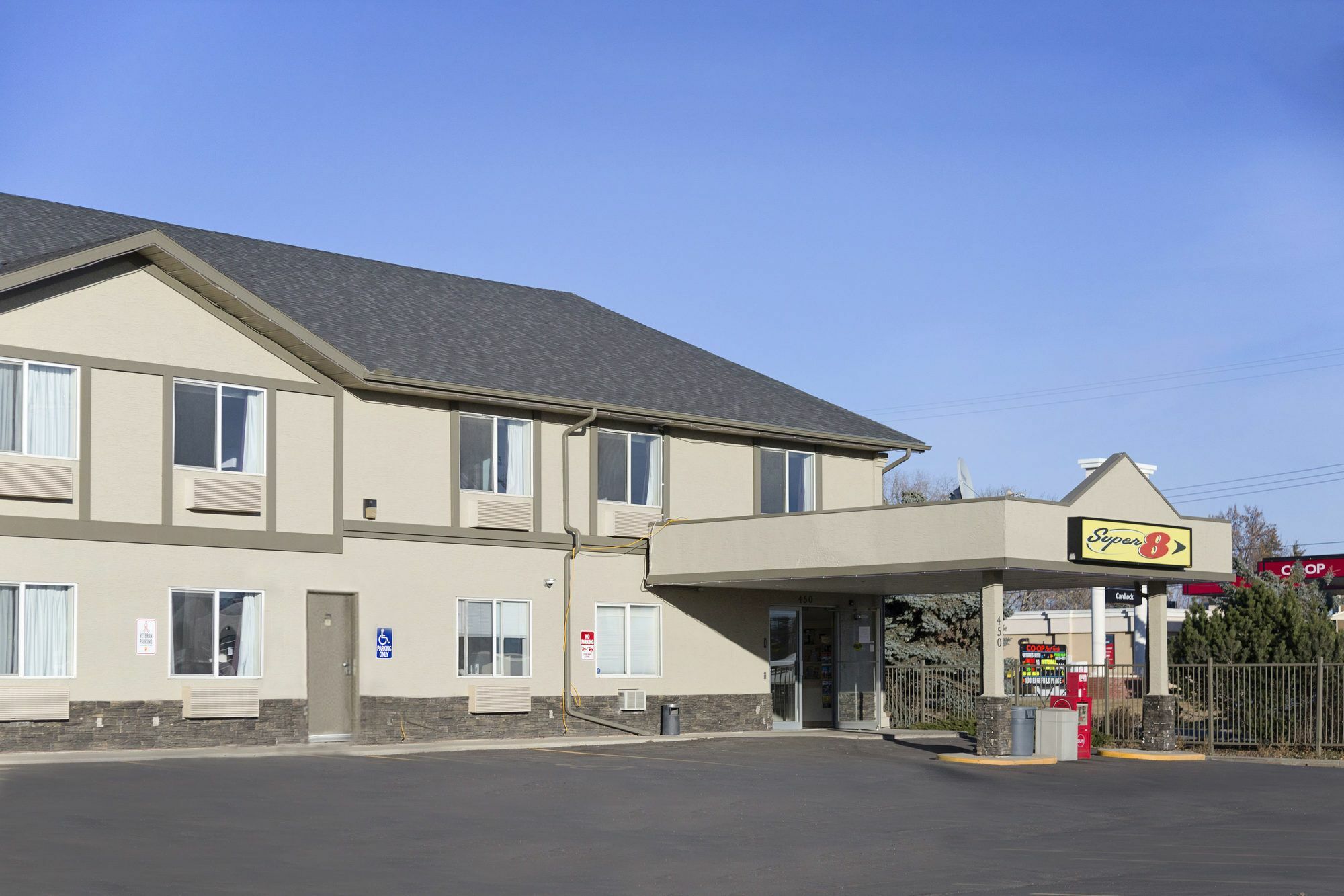 Super 8 By Wyndham Strathmore Eksteriør billede